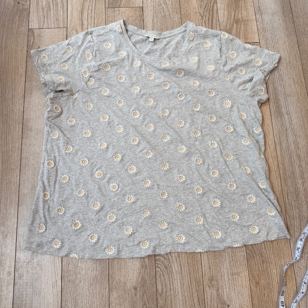 Lucky Brand Tee Embroidered Daisy’s Heathered grey size 3x